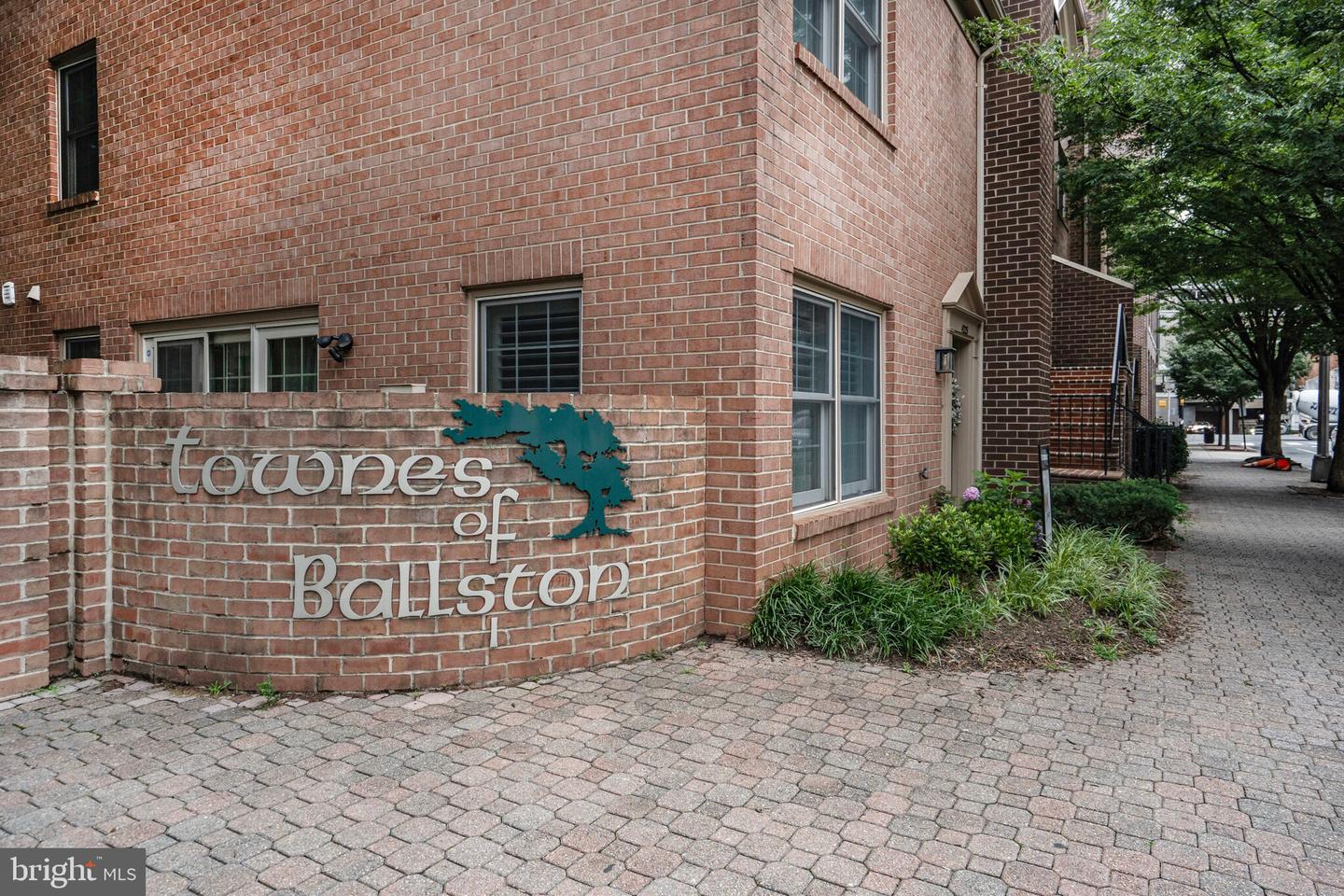 4223 N CARLIN SPRINGS RD, ARLINGTON, Virginia 22203, 2 Bedrooms Bedrooms, ,2 BathroomsBathrooms,Residential,For sale,4223 N CARLIN SPRINGS RD,VAAR2056466 MLS # VAAR2056466