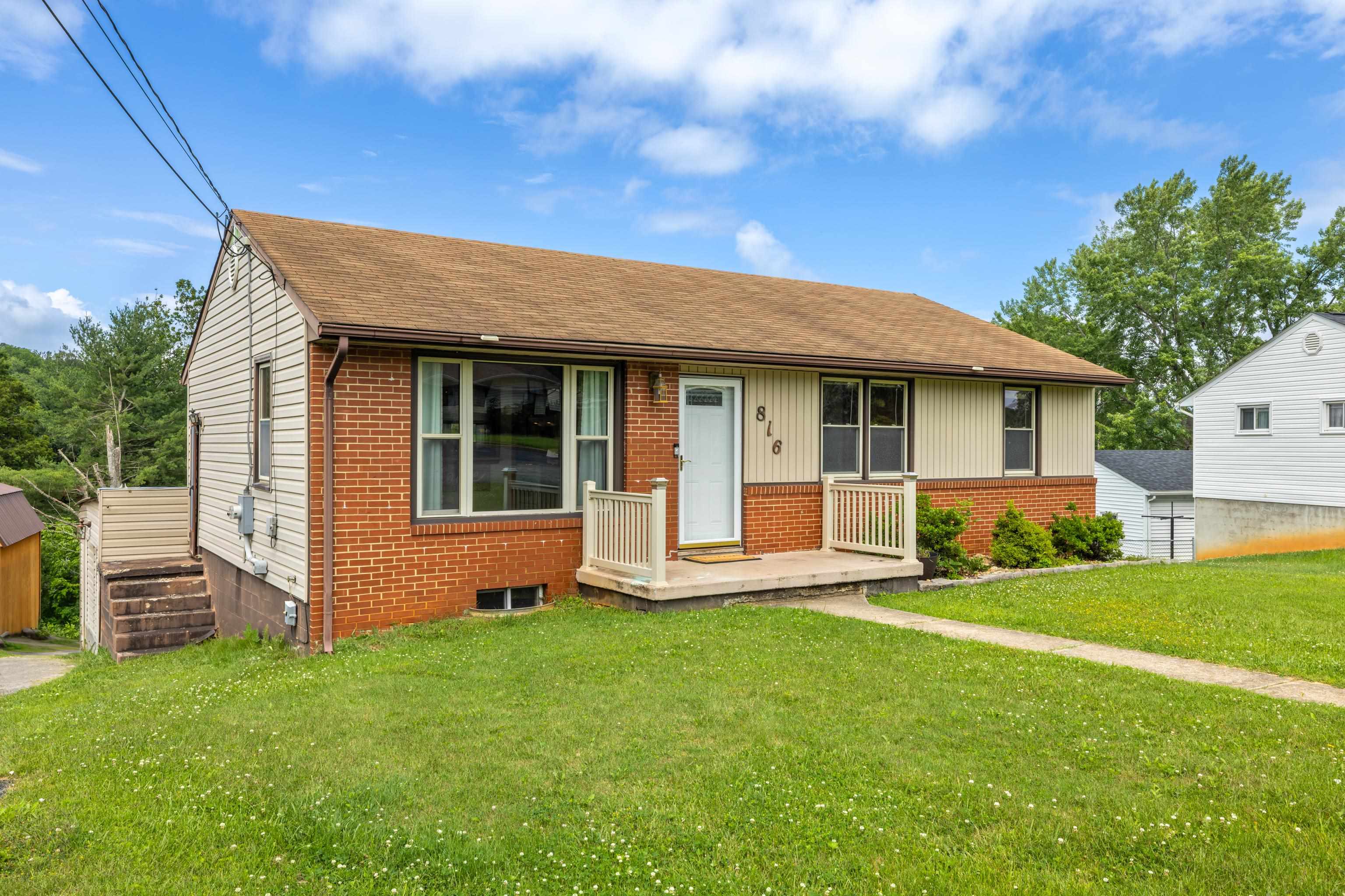 816 RUTHERFORD ST, STAUNTON, Virginia 24401, 3 Bedrooms Bedrooms, ,1 BathroomBathrooms,Residential,Blk 5 Lot 22 SEC 5,816 RUTHERFORD ST,666023 MLS # 666023