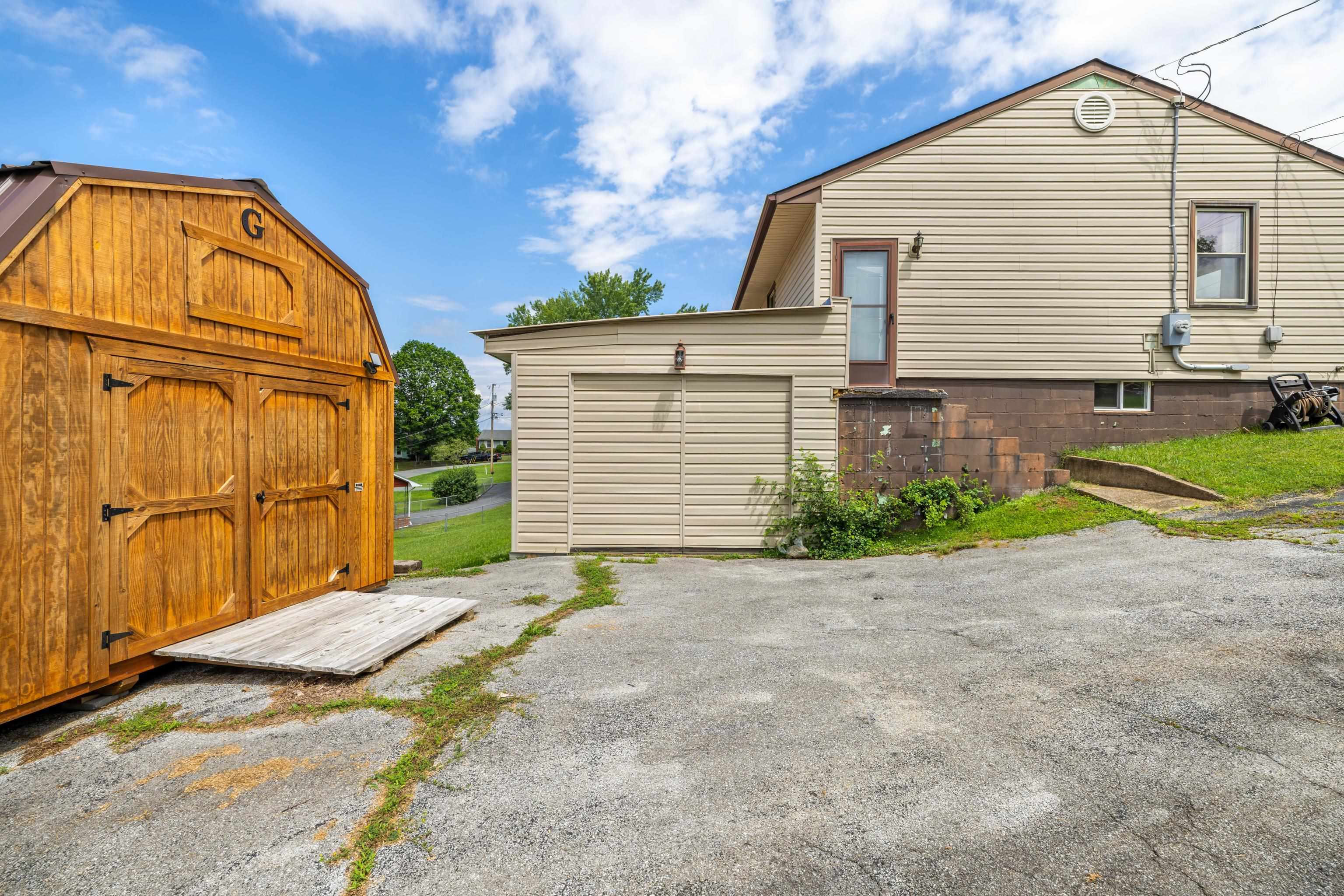 816 RUTHERFORD ST, STAUNTON, Virginia 24401, 3 Bedrooms Bedrooms, ,1 BathroomBathrooms,Residential,Blk 5 Lot 22 SEC 5,816 RUTHERFORD ST,666023 MLS # 666023