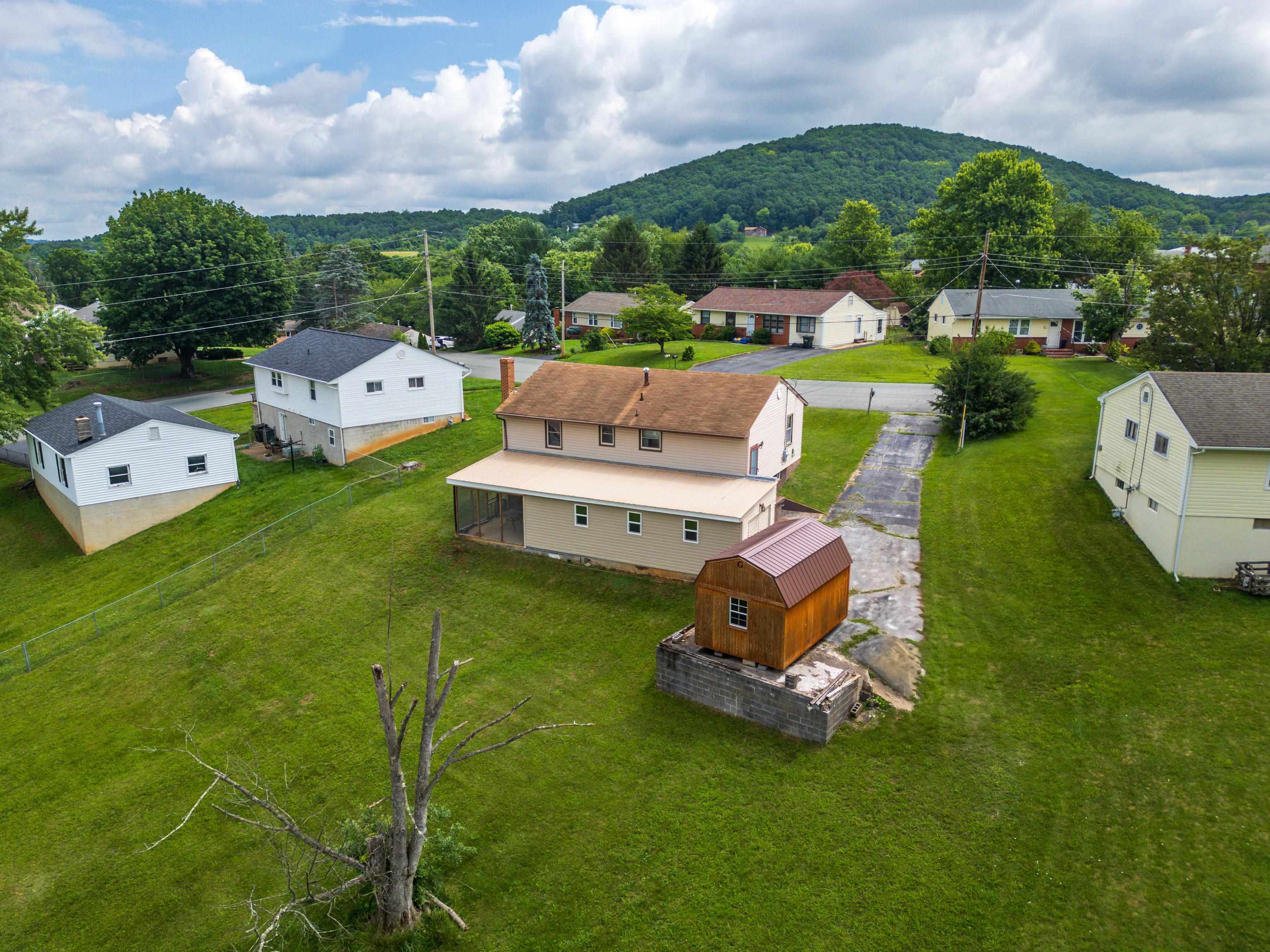 816 RUTHERFORD ST, STAUNTON, Virginia 24401, 3 Bedrooms Bedrooms, ,1 BathroomBathrooms,Residential,Blk 5 Lot 22 SEC 5,816 RUTHERFORD ST,666023 MLS # 666023