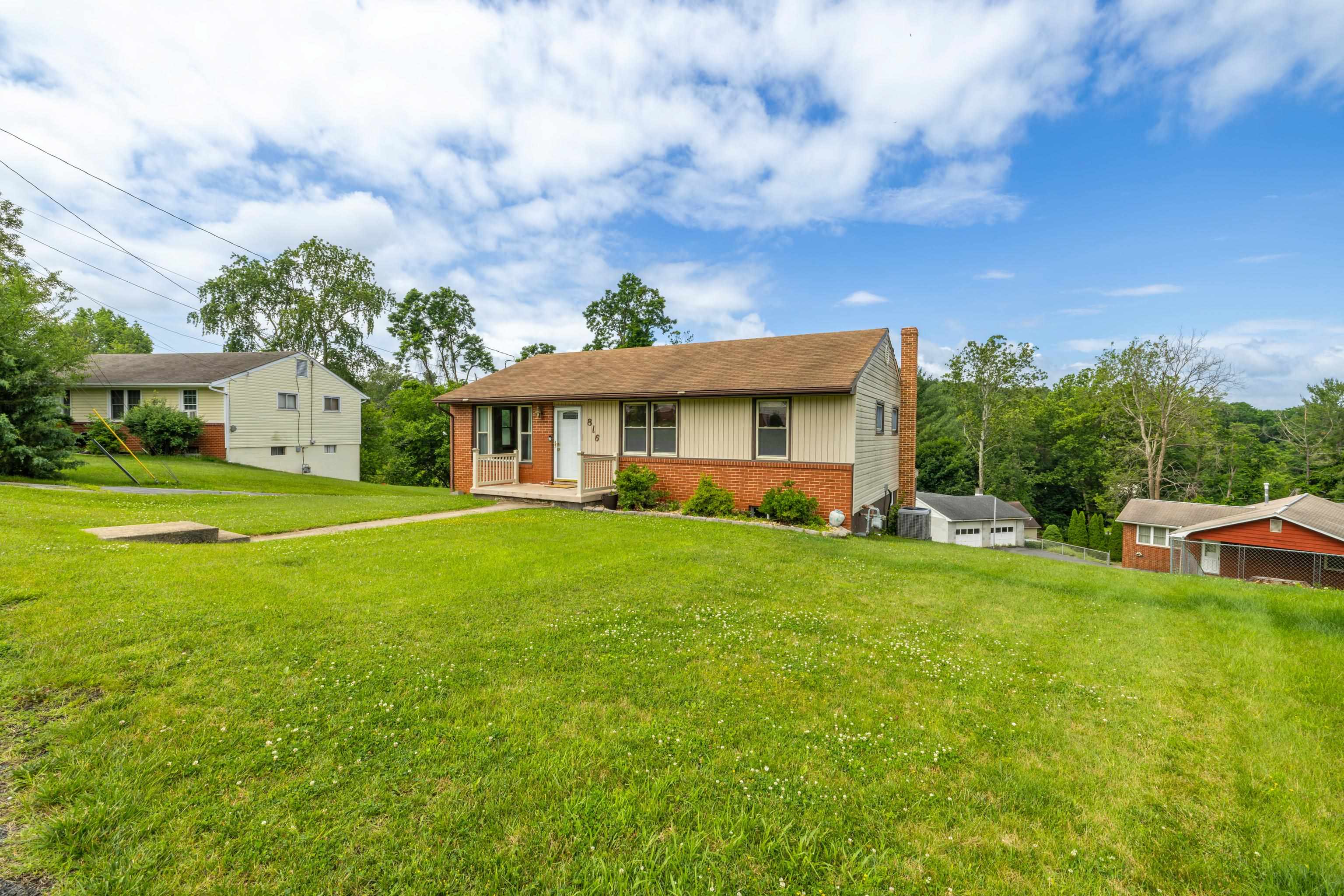 816 RUTHERFORD ST, STAUNTON, Virginia 24401, 3 Bedrooms Bedrooms, ,1 BathroomBathrooms,Residential,Blk 5 Lot 22 SEC 5,816 RUTHERFORD ST,666023 MLS # 666023