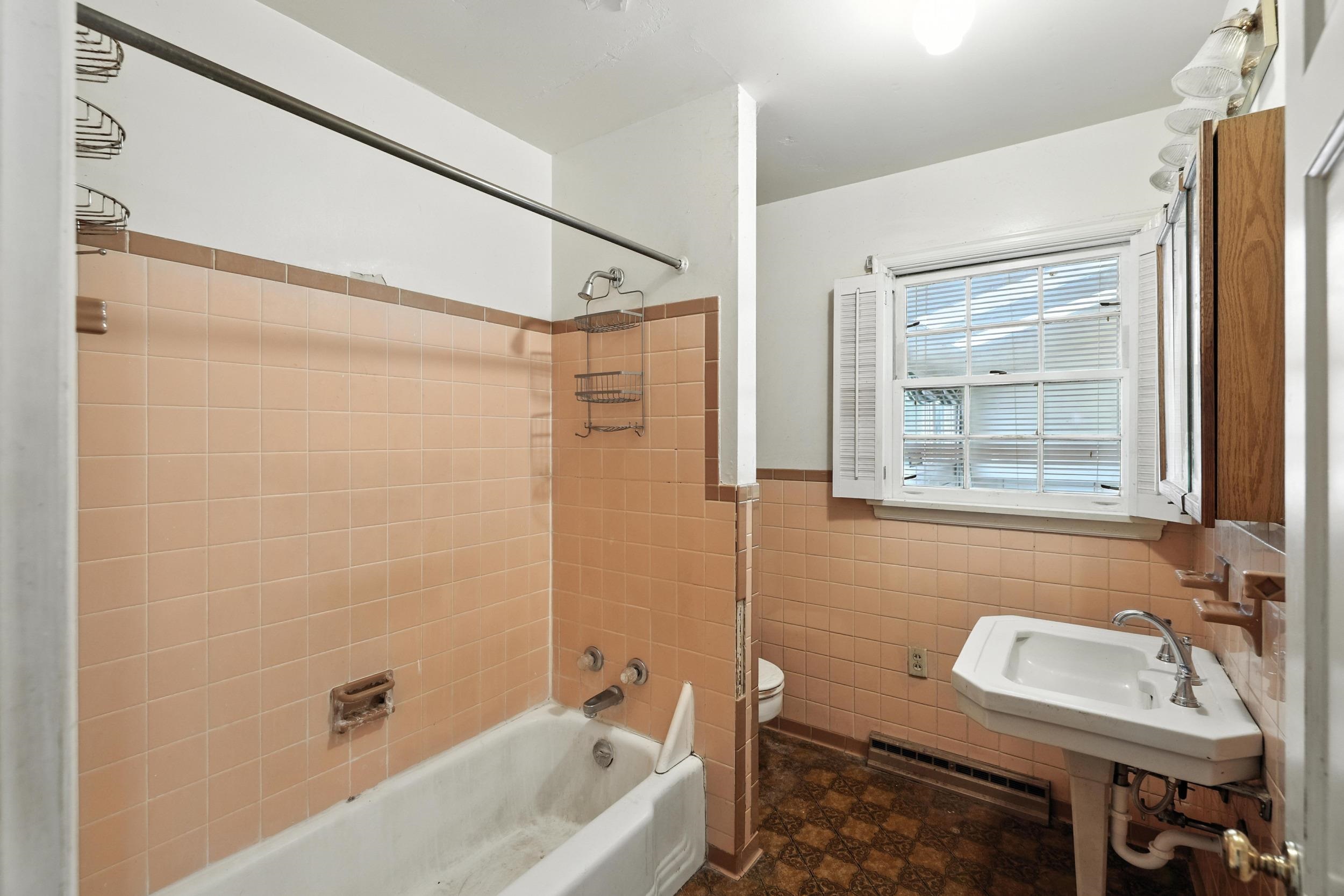 104 W COLLEGE ST, BRIDGEWATER, Virginia 22812, 5 Bedrooms Bedrooms, ,4 BathroomsBathrooms,Residential,104 W COLLEGE ST,666025 MLS # 666025