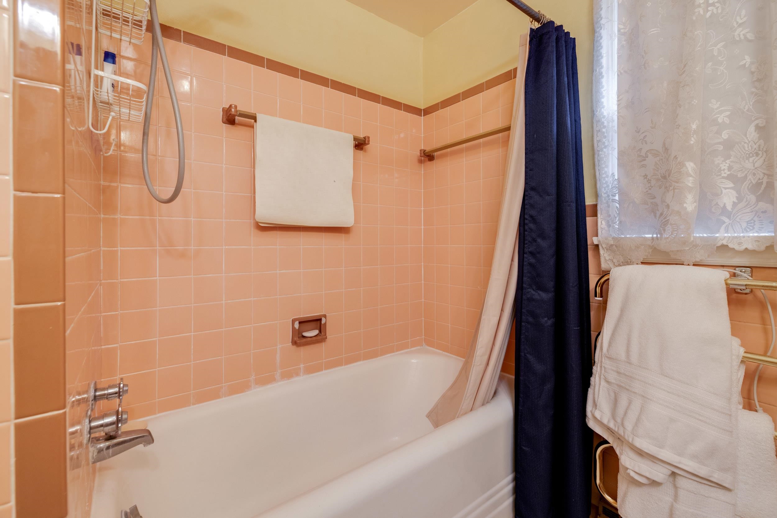 104 W COLLEGE ST, BRIDGEWATER, Virginia 22812, 5 Bedrooms Bedrooms, ,4 BathroomsBathrooms,Residential,104 W COLLEGE ST,666025 MLS # 666025