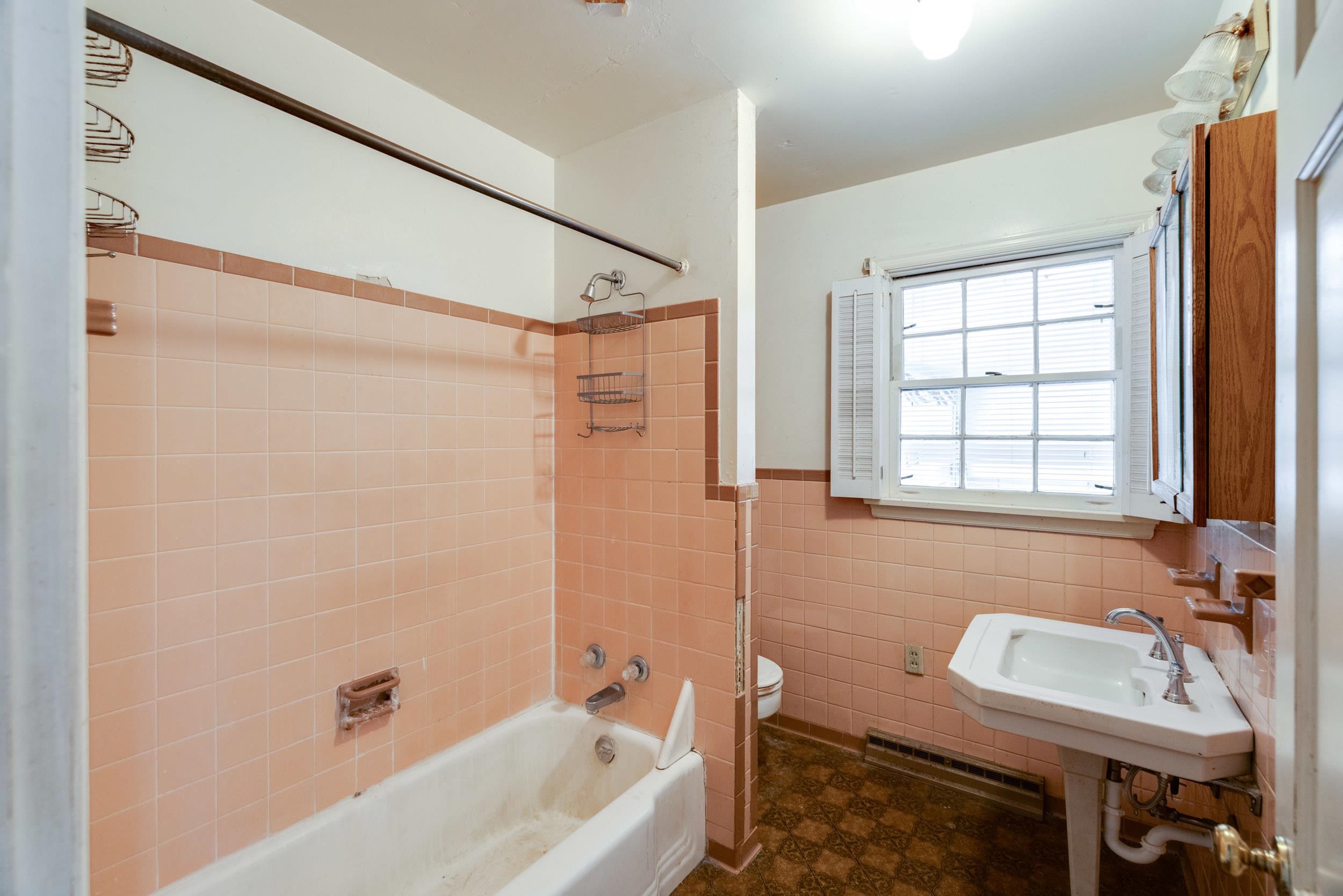 104 W COLLEGE ST, BRIDGEWATER, Virginia 22812, 5 Bedrooms Bedrooms, ,4 BathroomsBathrooms,Residential,104 W COLLEGE ST,666025 MLS # 666025