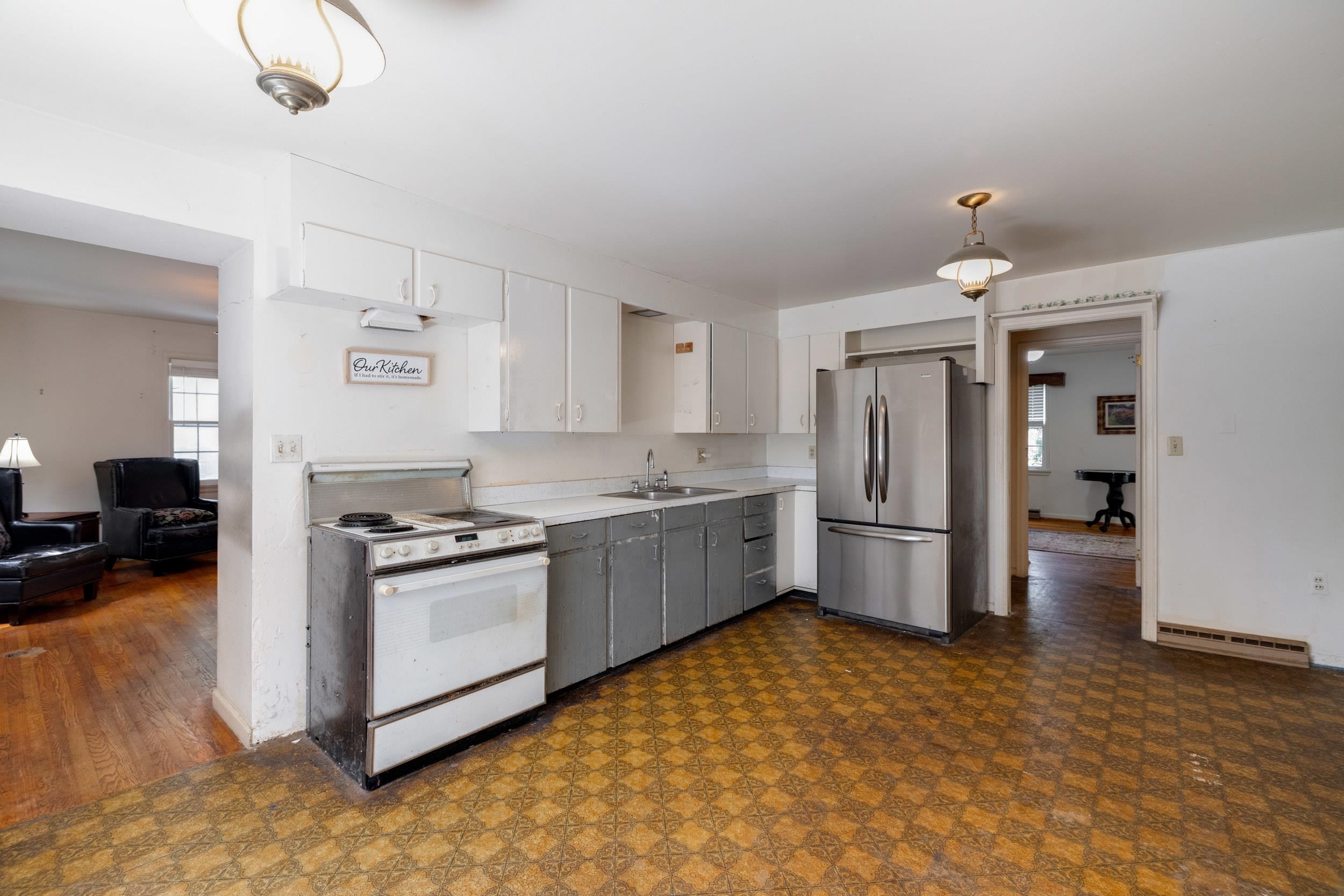 104 W COLLEGE ST, BRIDGEWATER, Virginia 22812, 5 Bedrooms Bedrooms, ,4 BathroomsBathrooms,Residential,104 W COLLEGE ST,666025 MLS # 666025