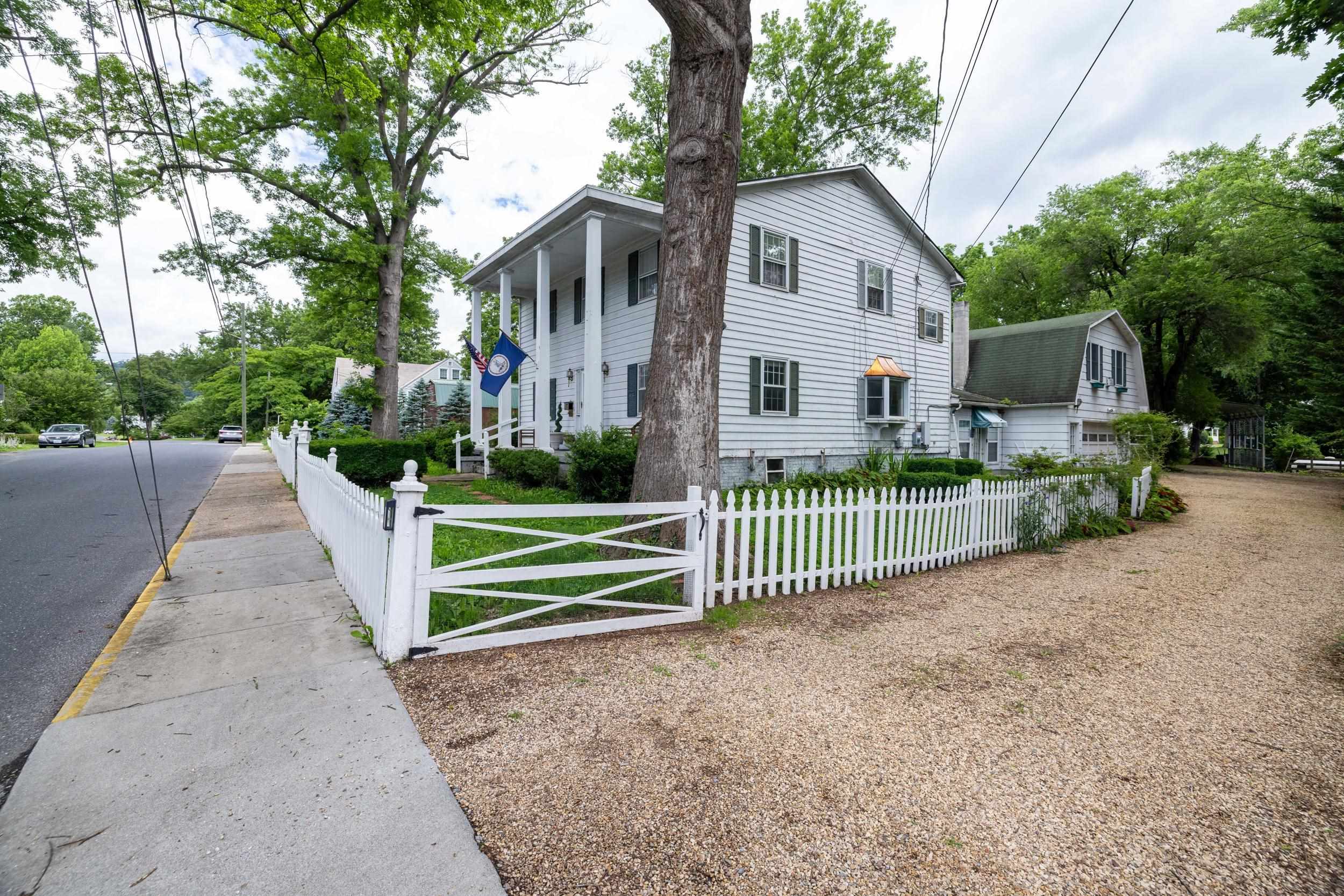 104 W COLLEGE ST, BRIDGEWATER, Virginia 22812, 5 Bedrooms Bedrooms, ,4 BathroomsBathrooms,Residential,104 W COLLEGE ST,666025 MLS # 666025