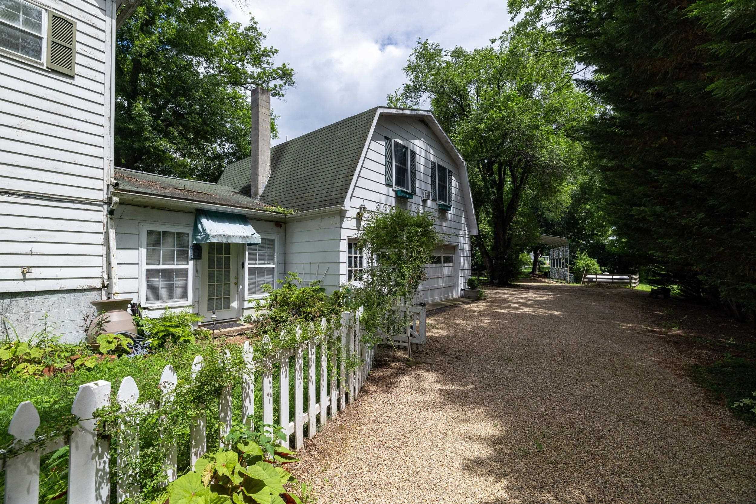 104 W COLLEGE ST, BRIDGEWATER, Virginia 22812, 5 Bedrooms Bedrooms, ,4 BathroomsBathrooms,Residential,104 W COLLEGE ST,666025 MLS # 666025