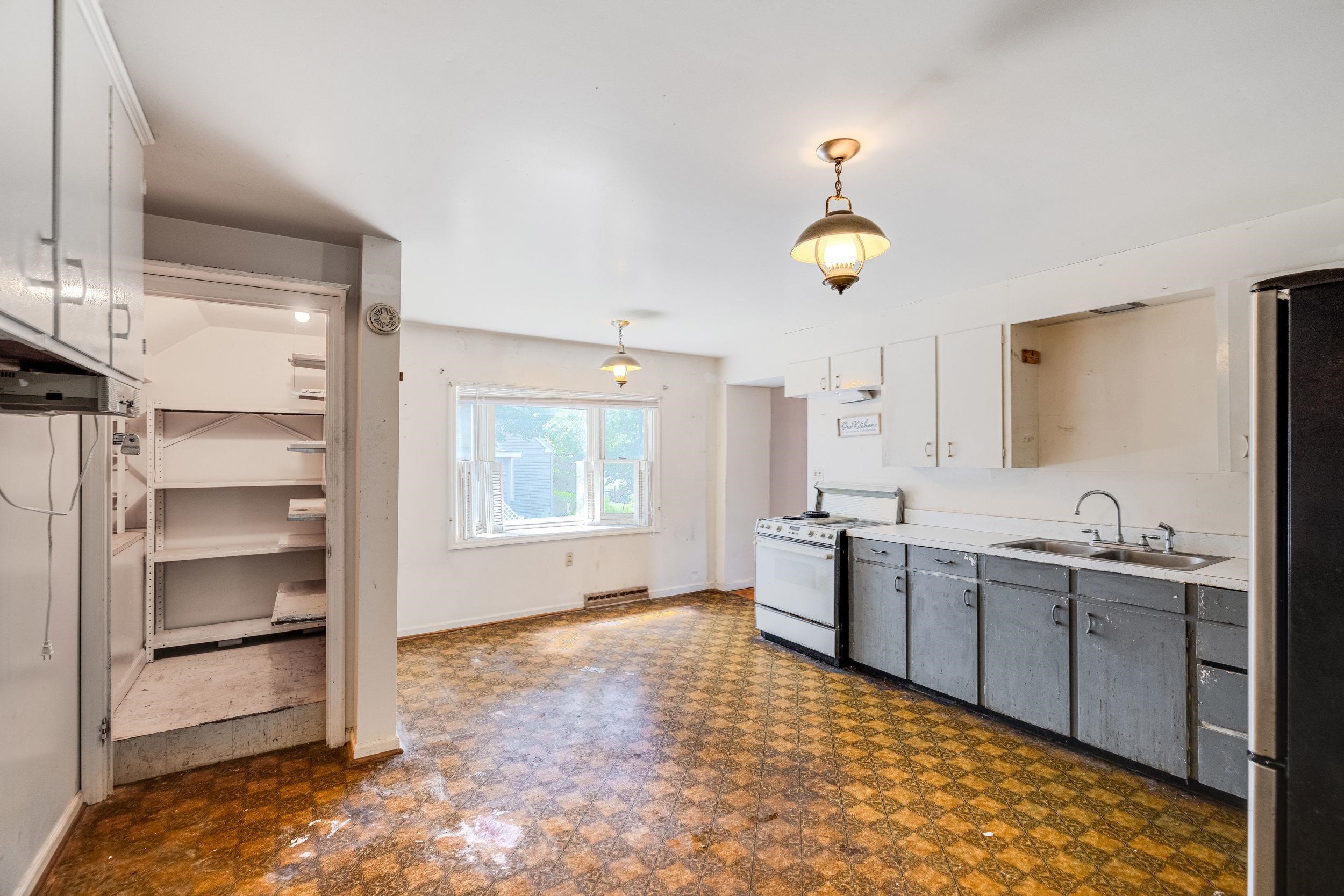 104 W COLLEGE ST, BRIDGEWATER, Virginia 22812, 5 Bedrooms Bedrooms, ,4 BathroomsBathrooms,Residential,104 W COLLEGE ST,666025 MLS # 666025