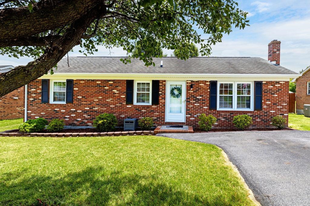 81 EASTGATE DR, VERONA, Virginia 24482, 3 Bedrooms Bedrooms, ,1 BathroomBathrooms,Residential,81 EASTGATE DR,666027 MLS # 666027