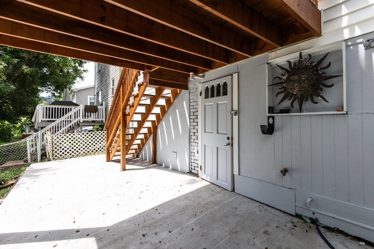 215 RICHARDSON ST, STAUNTON, Virginia 24401, 3 Bedrooms Bedrooms, ,1 BathroomBathrooms,Residential,215 RICHARDSON ST,666028 MLS # 666028
