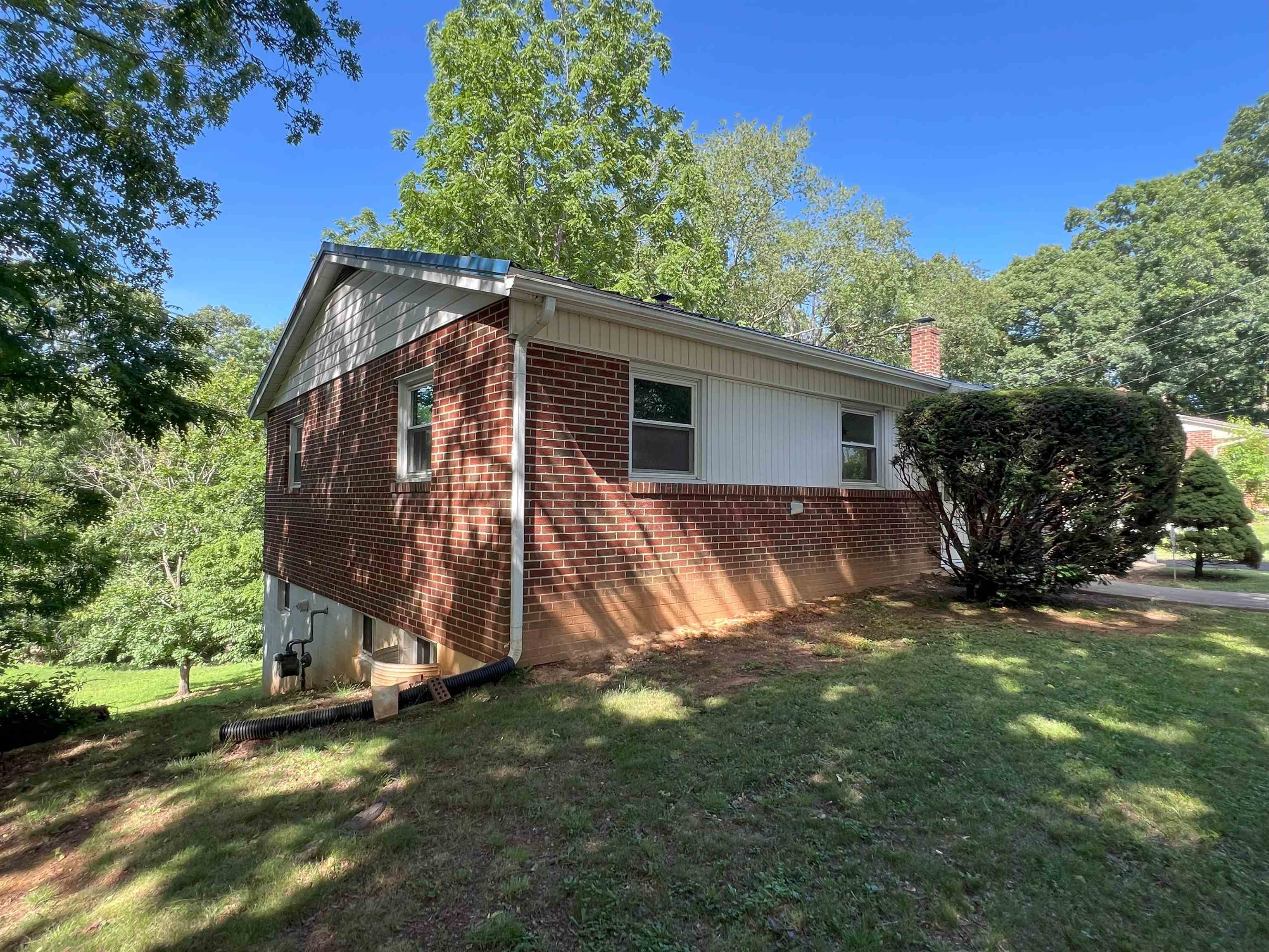 414 DEVON RD, STAUNTON, Virginia 24401, 3 Bedrooms Bedrooms, ,1 BathroomBathrooms,Residential,414 DEVON RD,666030 MLS # 666030