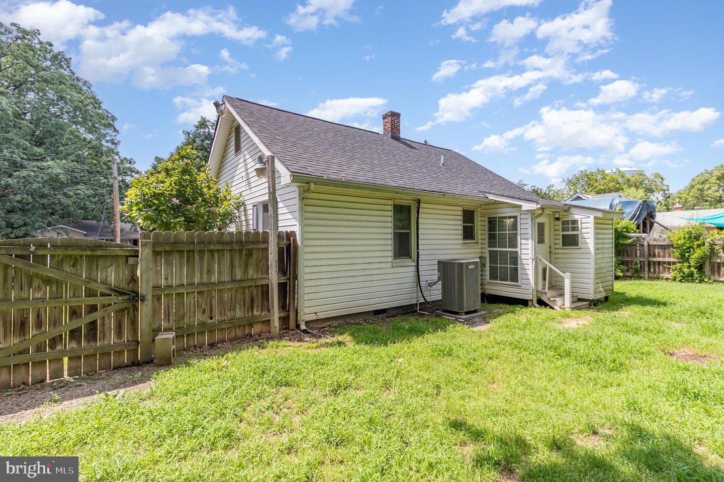 2312 OAK ST, FREDERICKSBURG, Virginia 22401, 2 Bedrooms Bedrooms, ,1 BathroomBathrooms,Residential,For sale,2312 OAK ST,VAFB2008336 MLS # VAFB2008336