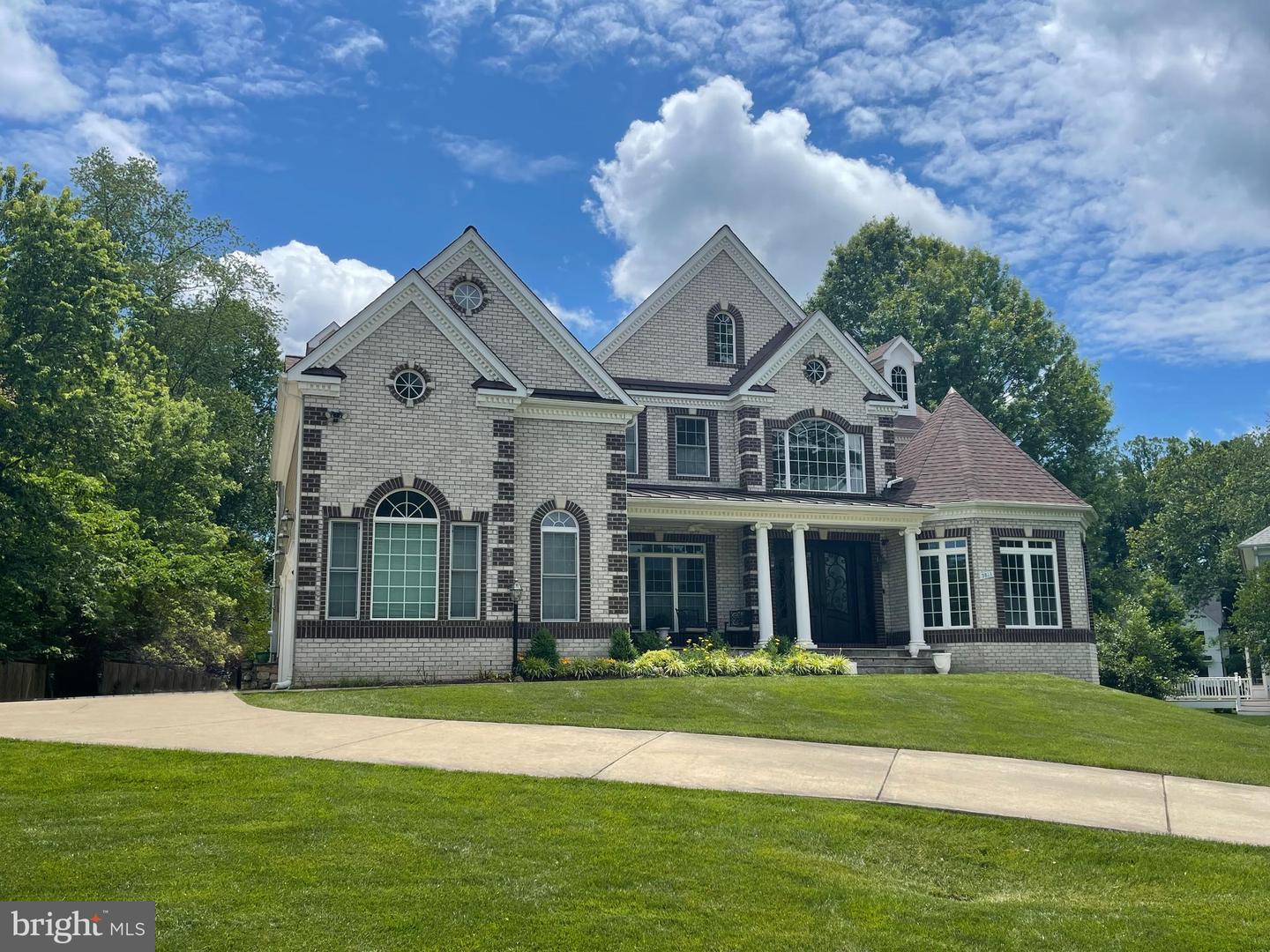 9813 SUNRISE RD, VIENNA, Virginia 22181, 7 Bedrooms Bedrooms, ,5 BathroomsBathrooms,Residential,For sale,9813 SUNRISE RD,VAFX2246816 MLS # VAFX2246816