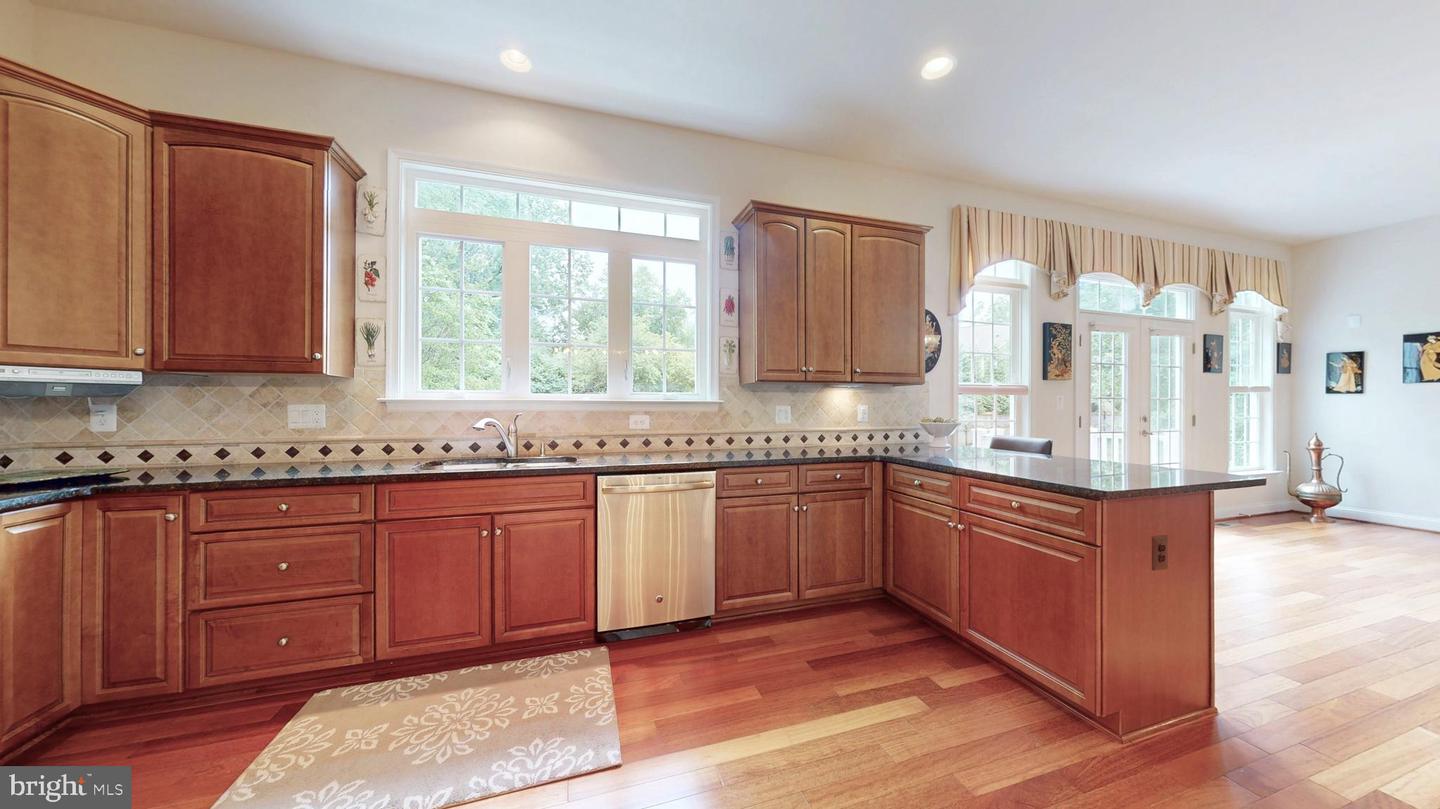 9813 SUNRISE RD, VIENNA, Virginia 22181, 7 Bedrooms Bedrooms, ,5 BathroomsBathrooms,Residential,For sale,9813 SUNRISE RD,VAFX2246816 MLS # VAFX2246816