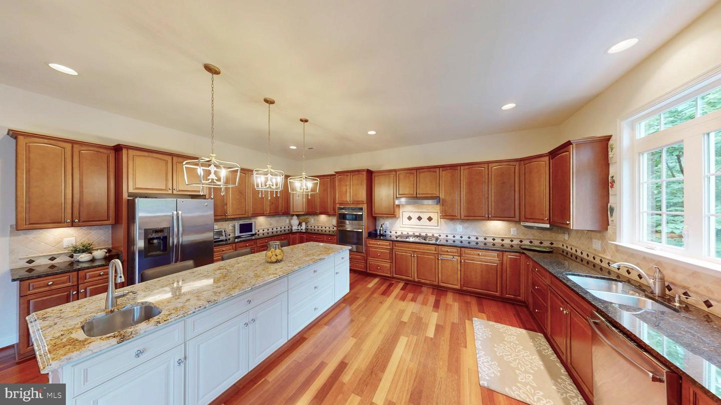 9813 SUNRISE RD, VIENNA, Virginia 22181, 7 Bedrooms Bedrooms, ,5 BathroomsBathrooms,Residential,For sale,9813 SUNRISE RD,VAFX2246816 MLS # VAFX2246816