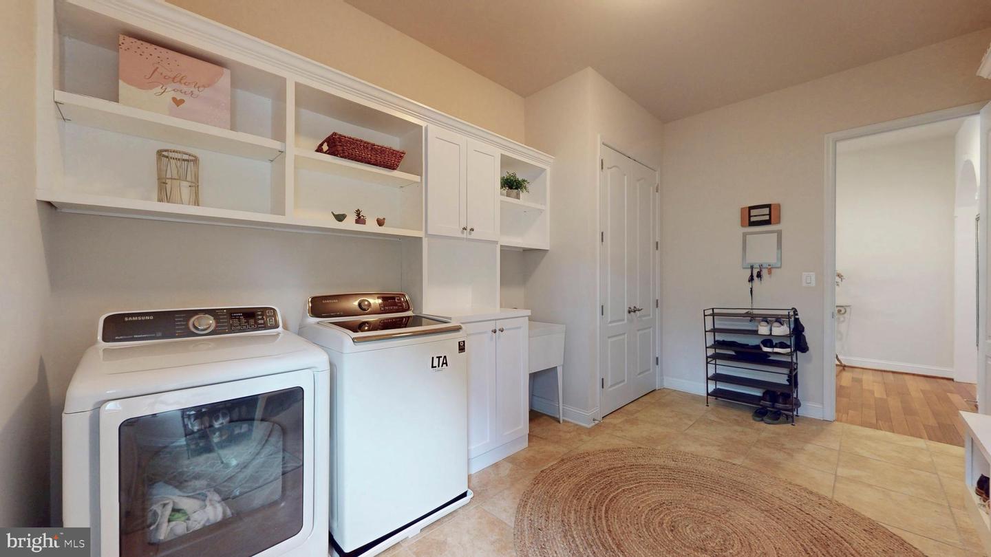 9813 SUNRISE RD, VIENNA, Virginia 22181, 7 Bedrooms Bedrooms, ,5 BathroomsBathrooms,Residential,For sale,9813 SUNRISE RD,VAFX2246816 MLS # VAFX2246816