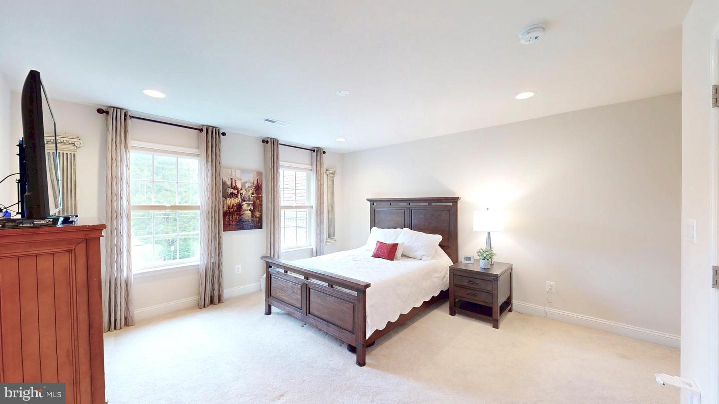 9813 SUNRISE RD, VIENNA, Virginia 22181, 7 Bedrooms Bedrooms, ,5 BathroomsBathrooms,Residential,For sale,9813 SUNRISE RD,VAFX2246816 MLS # VAFX2246816