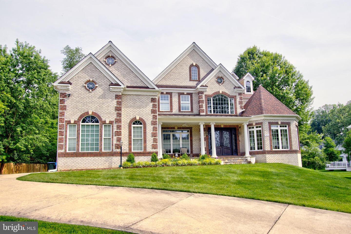 9813 SUNRISE RD, VIENNA, Virginia 22181, 7 Bedrooms Bedrooms, ,5 BathroomsBathrooms,Residential,For sale,9813 SUNRISE RD,VAFX2246816 MLS # VAFX2246816
