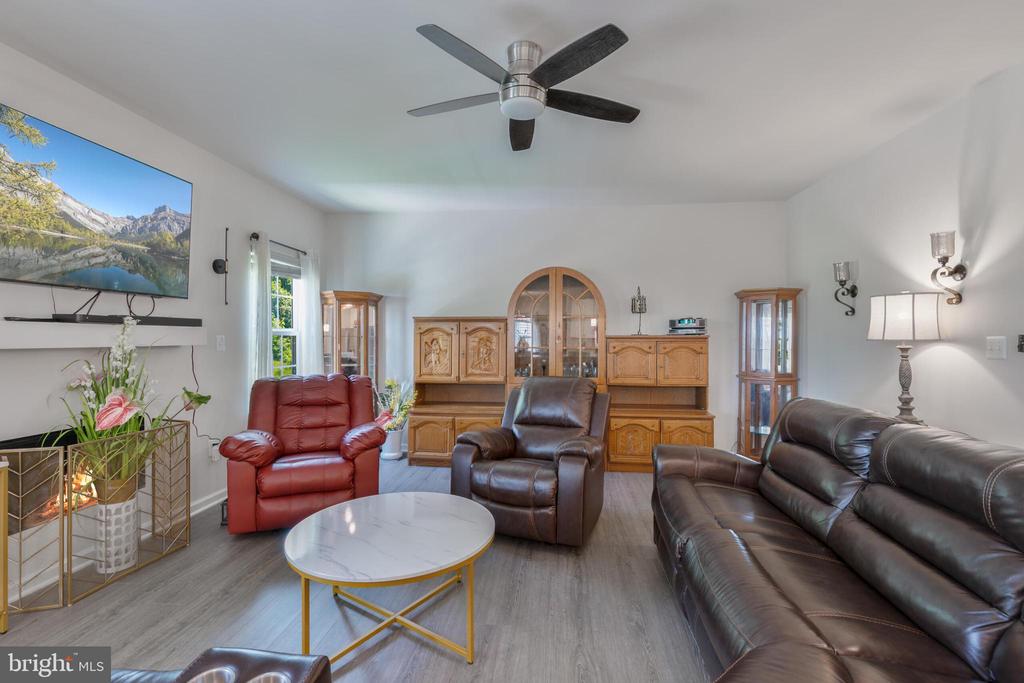 8903 MAPLE RUN DR, FREDERICKSBURG, Virginia 22407, 5 Bedrooms Bedrooms, ,3 BathroomsBathrooms,Residential,8903 MAPLE RUN DR,VASP2034118 MLS # VASP2034118