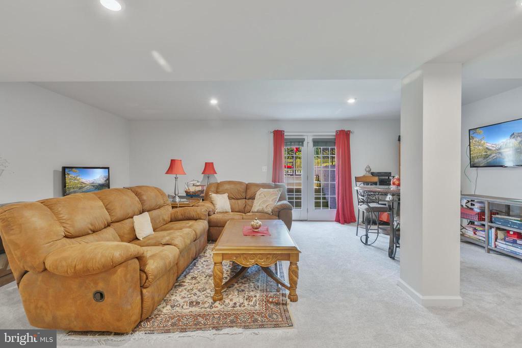 8903 MAPLE RUN DR, FREDERICKSBURG, Virginia 22407, 5 Bedrooms Bedrooms, ,3 BathroomsBathrooms,Residential,8903 MAPLE RUN DR,VASP2034118 MLS # VASP2034118