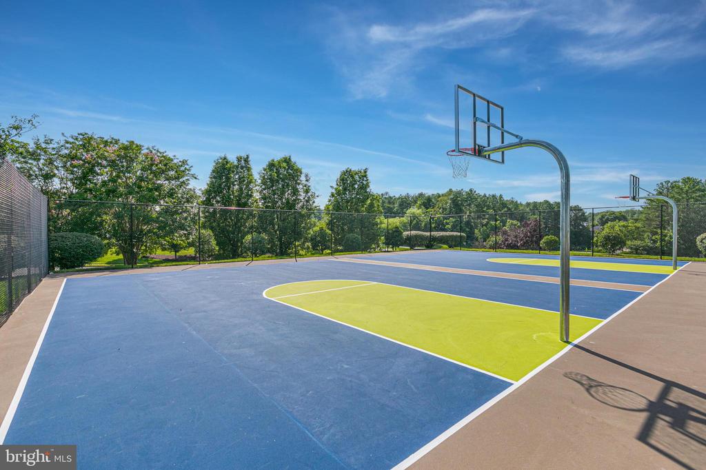 8903 MAPLE RUN DR, FREDERICKSBURG, Virginia 22407, 5 Bedrooms Bedrooms, ,3 BathroomsBathrooms,Residential,8903 MAPLE RUN DR,VASP2034118 MLS # VASP2034118