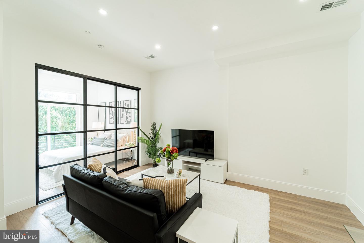 2517 ONTARIO RD NW #6, WASHINGTON, District Of Columbia 20009, 2 Bedrooms Bedrooms, ,1 BathroomBathrooms,Residential,For sale,2517 ONTARIO RD NW #6,DCDC2204900 MLS # DCDC2204900