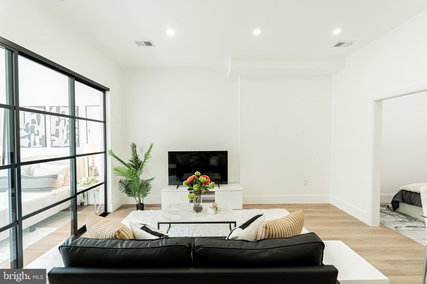 2517 ONTARIO RD NW #6, WASHINGTON, District Of Columbia 20009, 2 Bedrooms Bedrooms, ,1 BathroomBathrooms,Residential,For sale,2517 ONTARIO RD NW #6,DCDC2204900 MLS # DCDC2204900