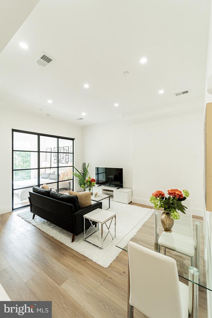 2517 ONTARIO RD NW #6, WASHINGTON, District Of Columbia 20009, 2 Bedrooms Bedrooms, ,1 BathroomBathrooms,Residential,For sale,2517 ONTARIO RD NW #6,DCDC2204900 MLS # DCDC2204900