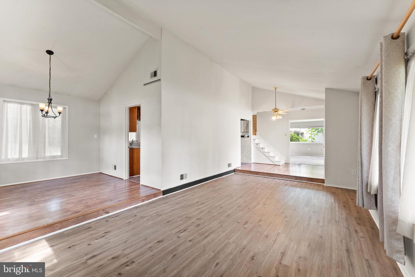 402 SUGARLAND RUN DR, STERLING, Virginia 20164, 4 Bedrooms Bedrooms, ,3 BathroomsBathrooms,Residential,For sale,402 SUGARLAND RUN DR,VALO2099264 MLS # VALO2099264