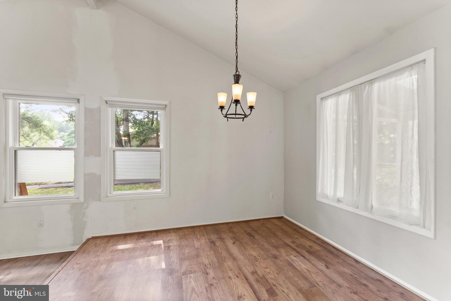402 SUGARLAND RUN DR, STERLING, Virginia 20164, 4 Bedrooms Bedrooms, ,3 BathroomsBathrooms,Residential,For sale,402 SUGARLAND RUN DR,VALO2099264 MLS # VALO2099264