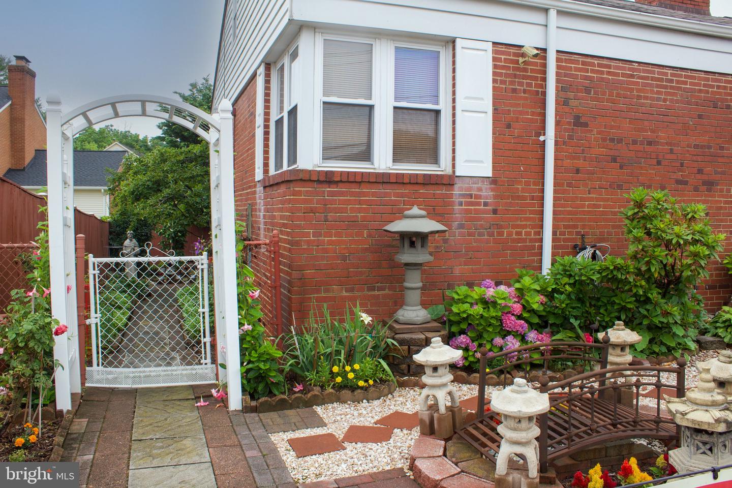 526 S CARLIN SPRINGS RD, ARLINGTON, Virginia 22204, 4 Bedrooms Bedrooms, ,2 BathroomsBathrooms,Residential,For sale,526 S CARLIN SPRINGS RD,VAAR2059264 MLS # VAAR2059264