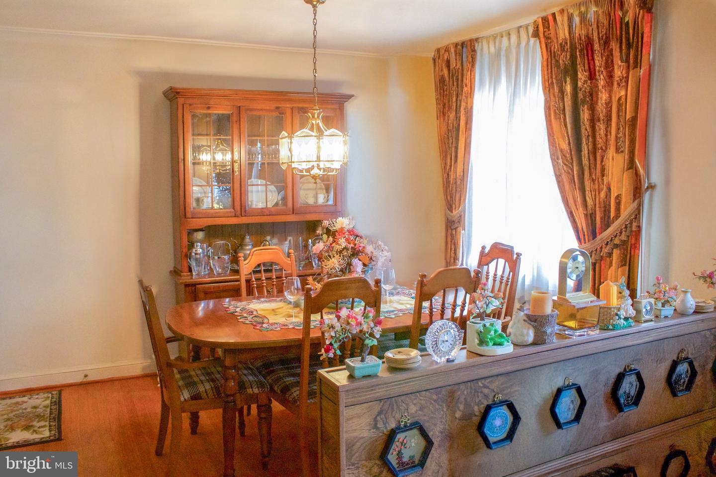 526 S CARLIN SPRINGS RD, ARLINGTON, Virginia 22204, 4 Bedrooms Bedrooms, ,2 BathroomsBathrooms,Residential,For sale,526 S CARLIN SPRINGS RD,VAAR2059264 MLS # VAAR2059264