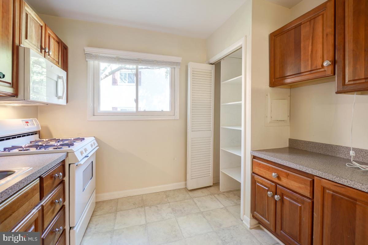 53 SKYHILL RD #204, ALEXANDRIA, Virginia 22314, 3 Bedrooms Bedrooms, ,2 BathroomsBathrooms,Residential,For sale,53 SKYHILL RD #204,VAAX2046568 MLS # VAAX2046568