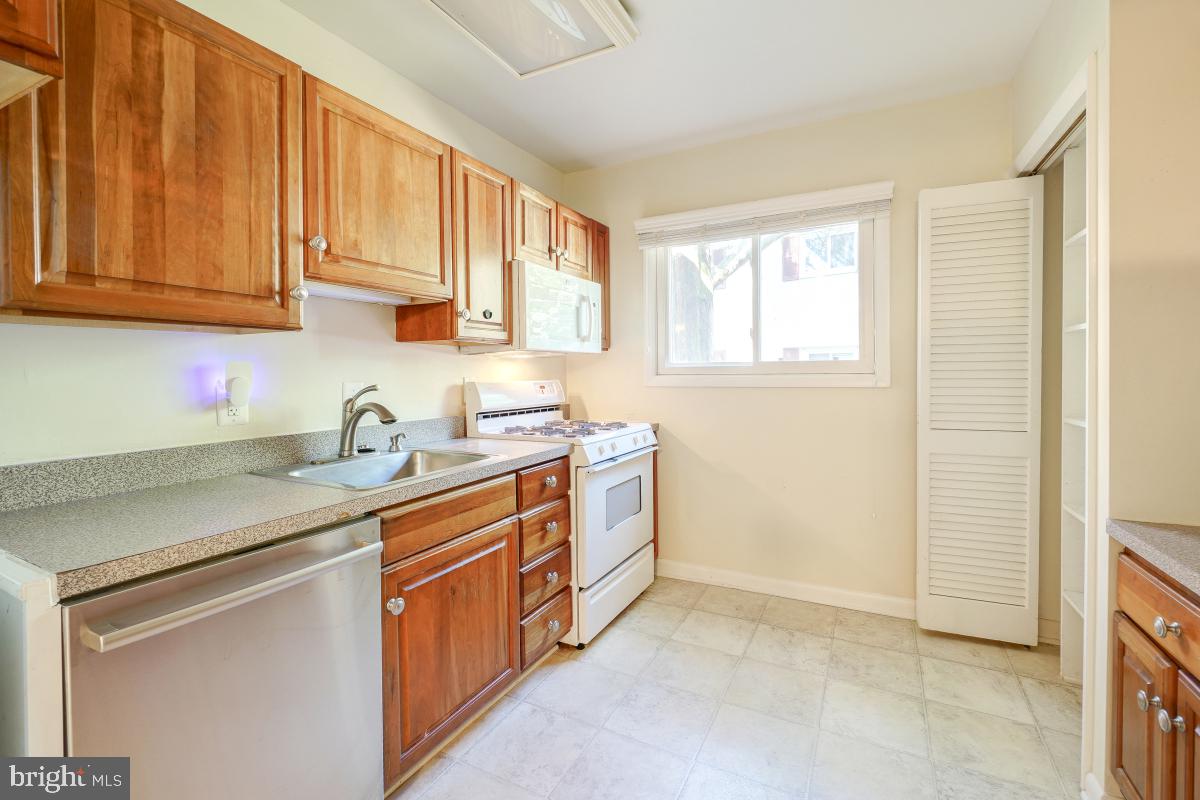 53 SKYHILL RD #204, ALEXANDRIA, Virginia 22314, 3 Bedrooms Bedrooms, ,2 BathroomsBathrooms,Residential,For sale,53 SKYHILL RD #204,VAAX2046568 MLS # VAAX2046568