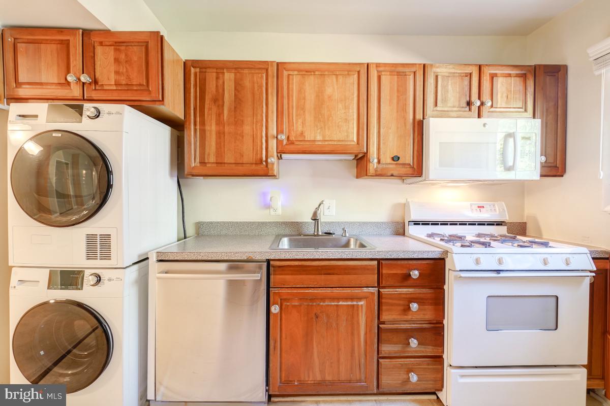 53 SKYHILL RD #204, ALEXANDRIA, Virginia 22314, 3 Bedrooms Bedrooms, ,2 BathroomsBathrooms,Residential,For sale,53 SKYHILL RD #204,VAAX2046568 MLS # VAAX2046568