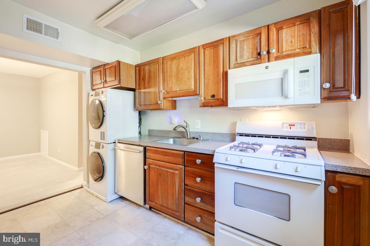53 SKYHILL RD #204, ALEXANDRIA, Virginia 22314, 3 Bedrooms Bedrooms, ,2 BathroomsBathrooms,Residential,For sale,53 SKYHILL RD #204,VAAX2046568 MLS # VAAX2046568