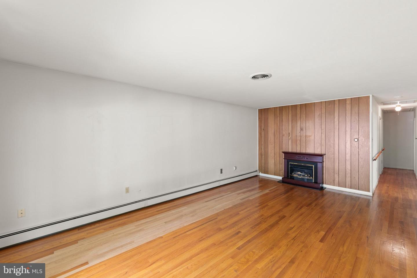 412 FAIRVIEW AVE, WINCHESTER, Virginia 22601, 3 Bedrooms Bedrooms, ,3 BathroomsBathrooms,Residential,For sale,412 FAIRVIEW AVE,VAWI2007986 MLS # VAWI2007986