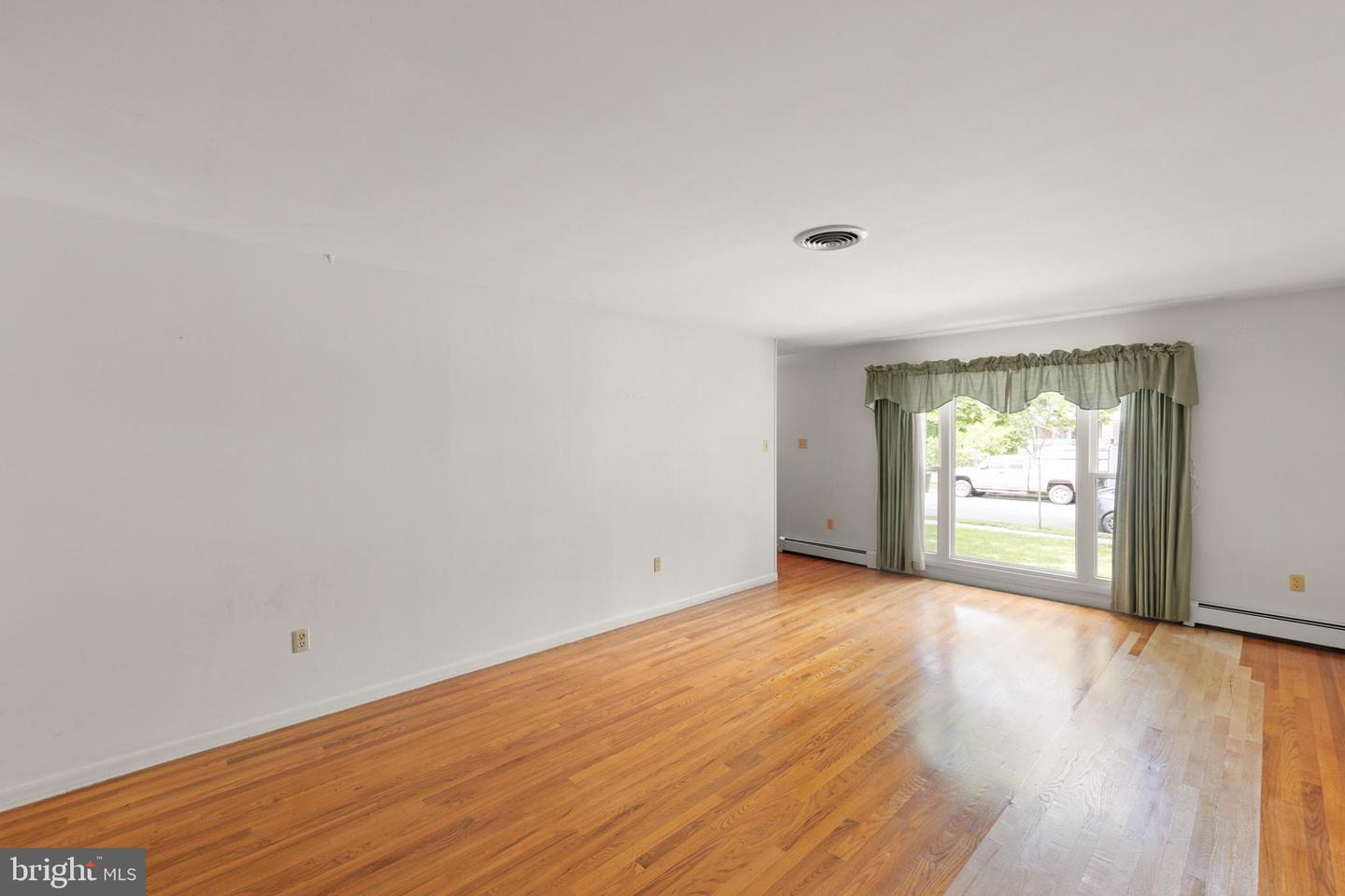 412 FAIRVIEW AVE, WINCHESTER, Virginia 22601, 3 Bedrooms Bedrooms, ,3 BathroomsBathrooms,Residential,For sale,412 FAIRVIEW AVE,VAWI2007986 MLS # VAWI2007986