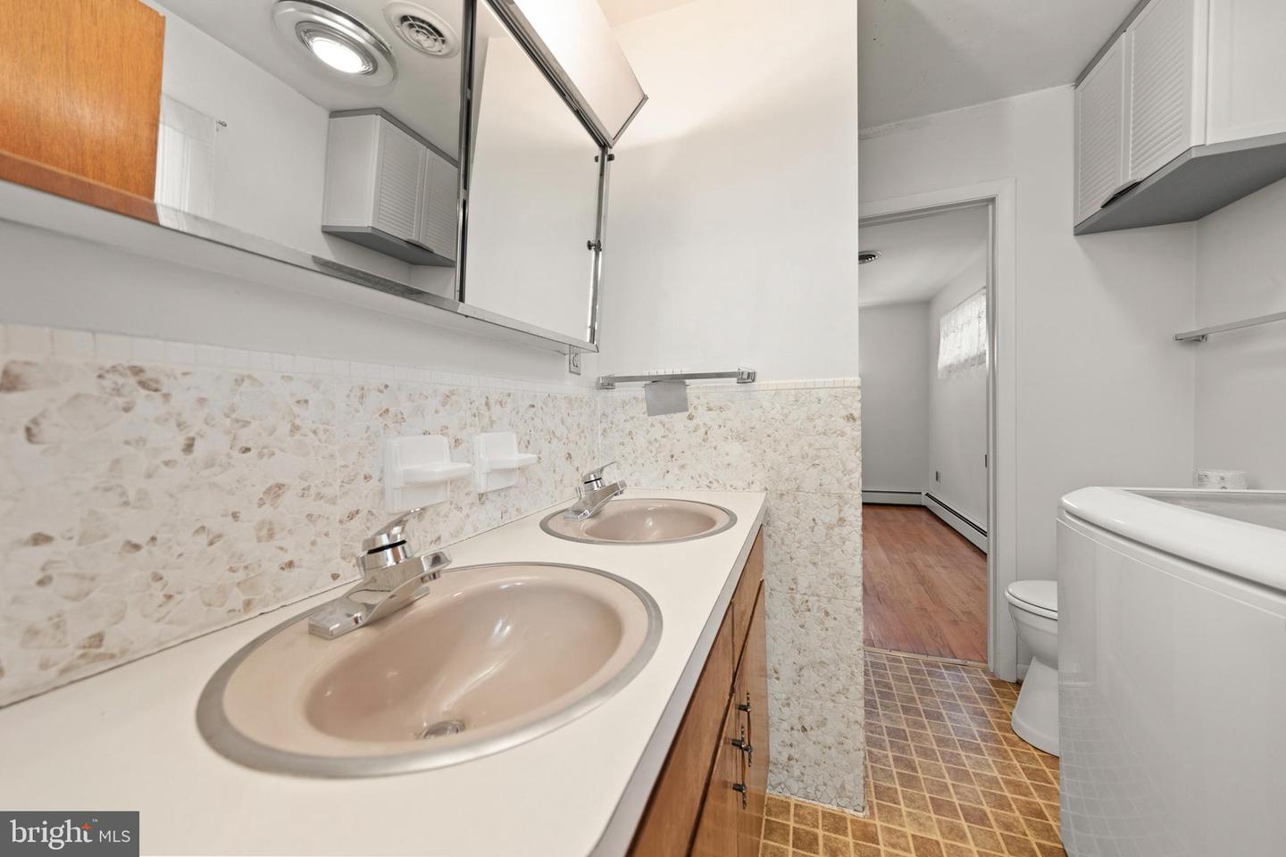 412 FAIRVIEW AVE, WINCHESTER, Virginia 22601, 3 Bedrooms Bedrooms, ,3 BathroomsBathrooms,Residential,For sale,412 FAIRVIEW AVE,VAWI2007986 MLS # VAWI2007986