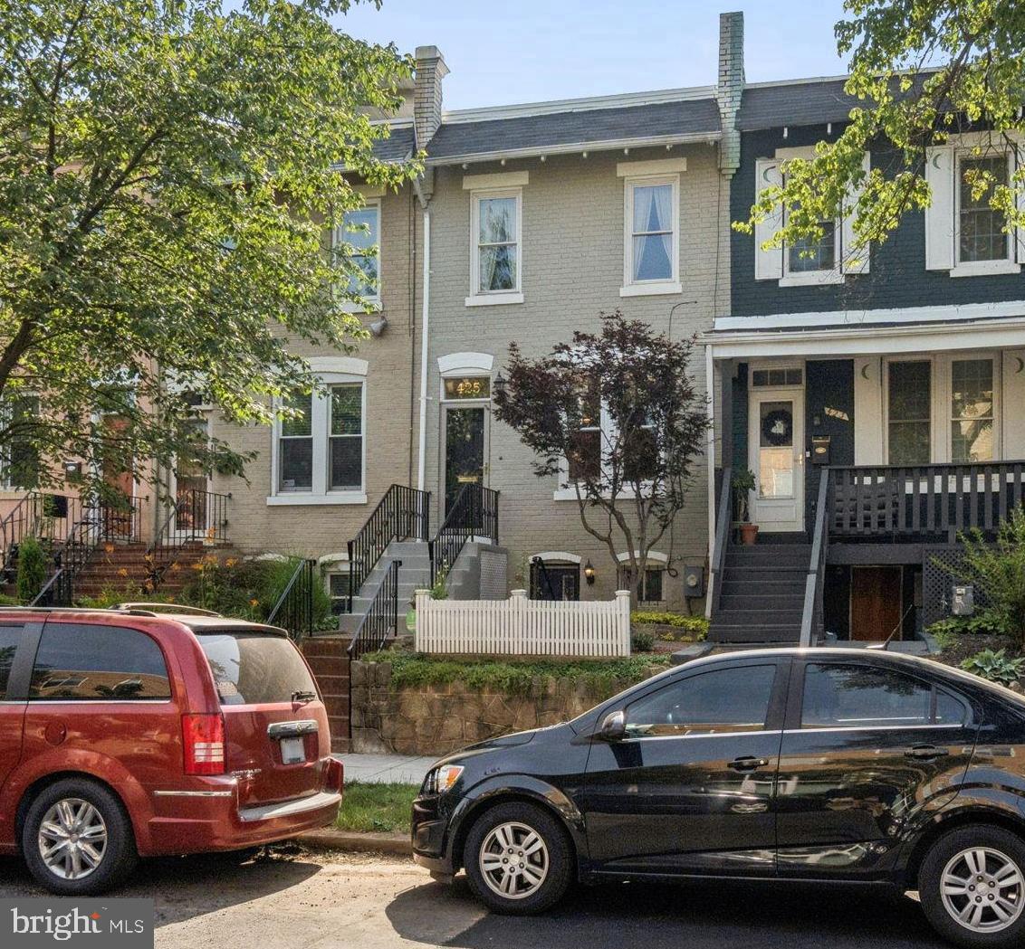 425 16TH ST SE, WASHINGTON, District Of Columbia 20003, 3 Bedrooms Bedrooms, ,2 BathroomsBathrooms,Residential,For sale,425 16TH ST SE,DCDC2206668 MLS # DCDC2206668