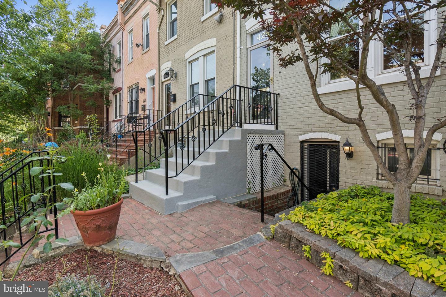 425 16TH ST SE, WASHINGTON, District Of Columbia 20003, 3 Bedrooms Bedrooms, ,2 BathroomsBathrooms,Residential,For sale,425 16TH ST SE,DCDC2206668 MLS # DCDC2206668