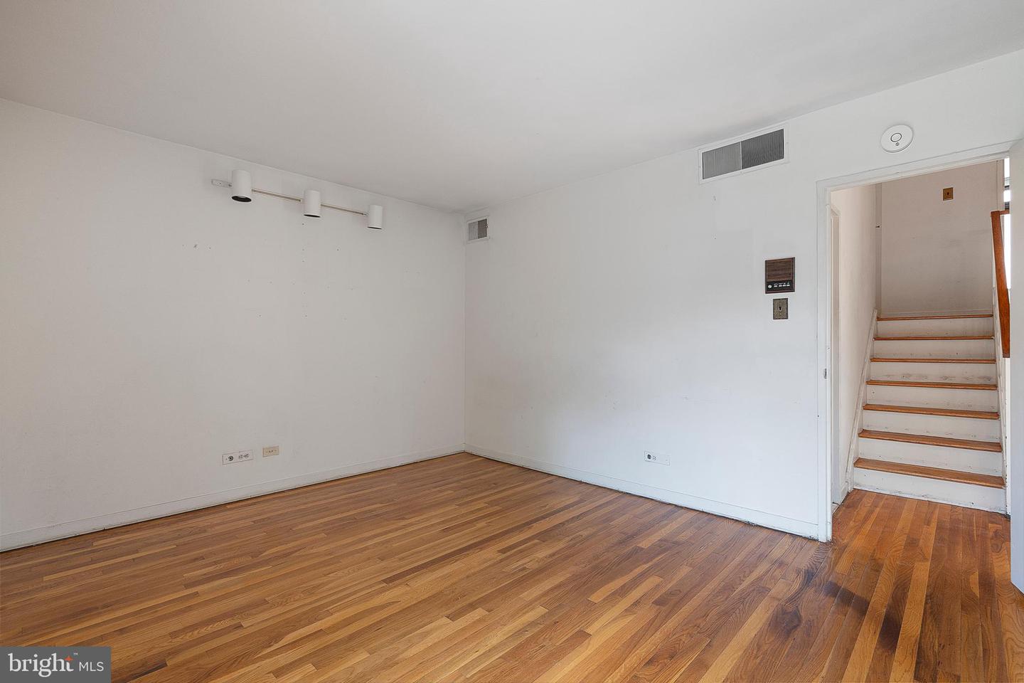 421 N ST SW, WASHINGTON, District Of Columbia 20024, 2 Bedrooms Bedrooms, ,2 BathroomsBathrooms,Residential,For sale,421 N ST SW,DCDC2206618 MLS # DCDC2206618