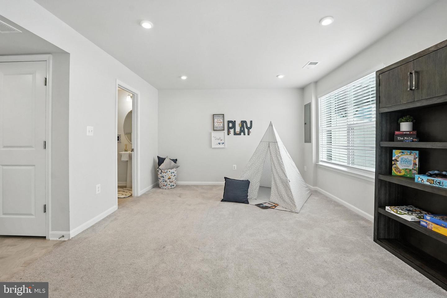 18286 SUMMIT POINTE DR, TRIANGLE, Virginia 22172, 3 Bedrooms Bedrooms, ,2 BathroomsBathrooms,Residential,For sale,18286 SUMMIT POINTE DR,VAPW2097564 MLS # VAPW2097564