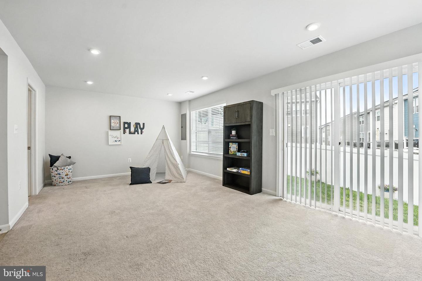 18286 SUMMIT POINTE DR, TRIANGLE, Virginia 22172, 3 Bedrooms Bedrooms, ,2 BathroomsBathrooms,Residential,For sale,18286 SUMMIT POINTE DR,VAPW2097564 MLS # VAPW2097564