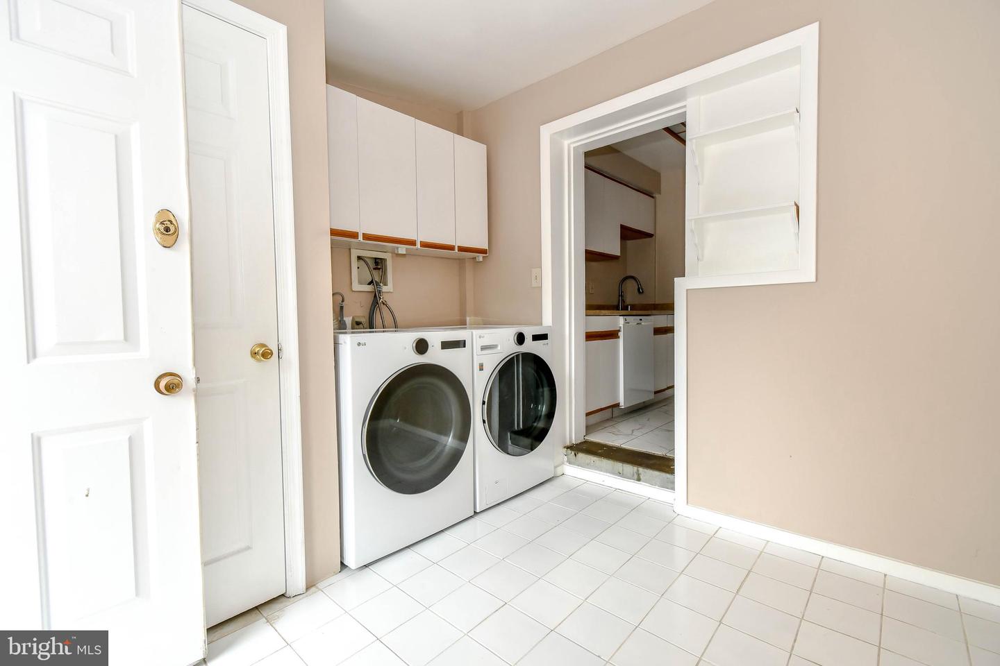 322 S VEITCH ST, ARLINGTON, Virginia 22204, 2 Bedrooms Bedrooms, ,1 BathroomBathrooms,Residential,For sale,322 S VEITCH ST,VAAR2059618 MLS # VAAR2059618