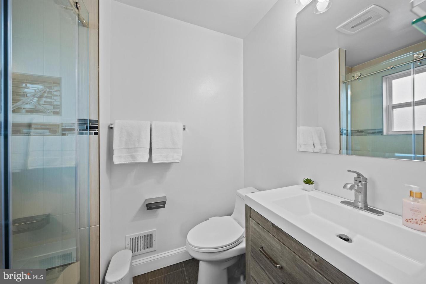 3206 N GLEBE RD, ARLINGTON, Virginia 22207, 3 Bedrooms Bedrooms, ,3 BathroomsBathrooms,Residential,For sale,3206 N GLEBE RD,VAAR2059610 MLS # VAAR2059610