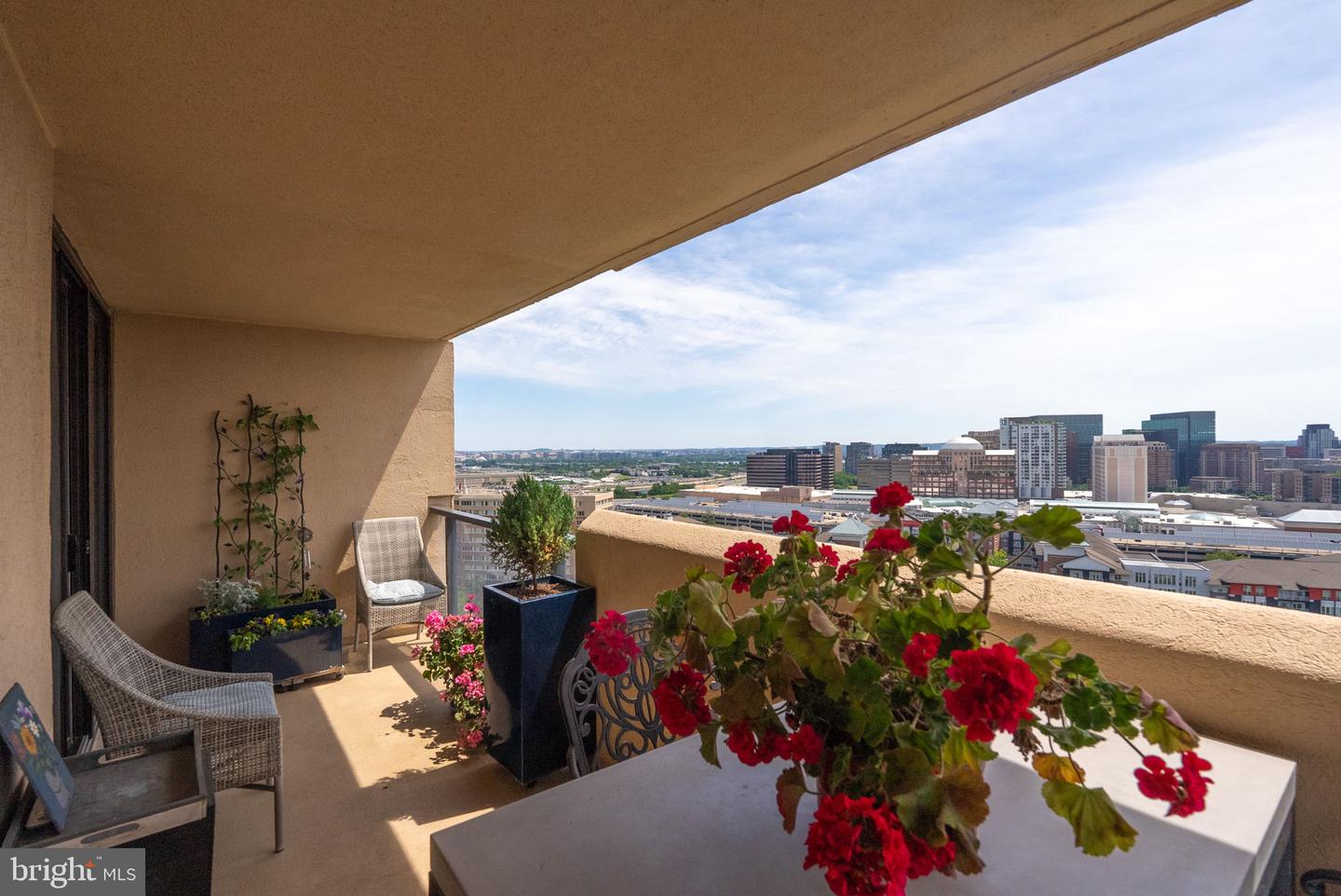 1101 S ARLINGTON RIDGE RD #1107, ARLINGTON, Virginia 22202, 2 Bedrooms Bedrooms, 8 Rooms Rooms,2 BathroomsBathrooms,Residential,For sale,1101 S ARLINGTON RIDGE RD #1107,VAAR2059674 MLS # VAAR2059674