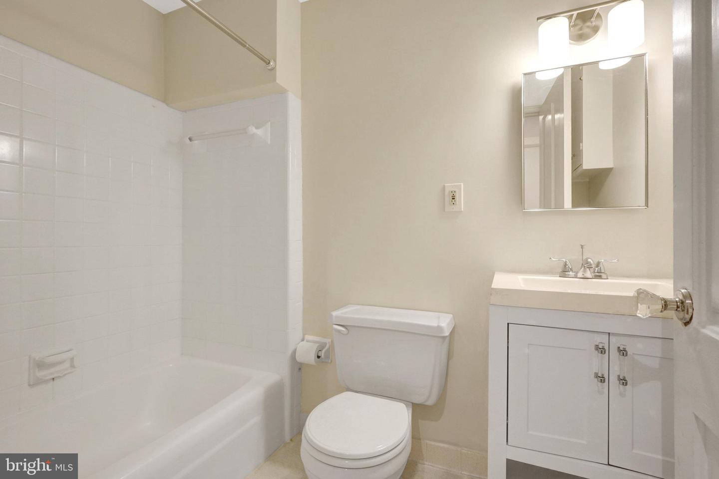 812 E ST SE, WASHINGTON, District Of Columbia 20003, 6 Bedrooms Bedrooms, ,4 BathroomsBathrooms,Residential,For sale,812 E ST SE,DCDC2207136 MLS # DCDC2207136