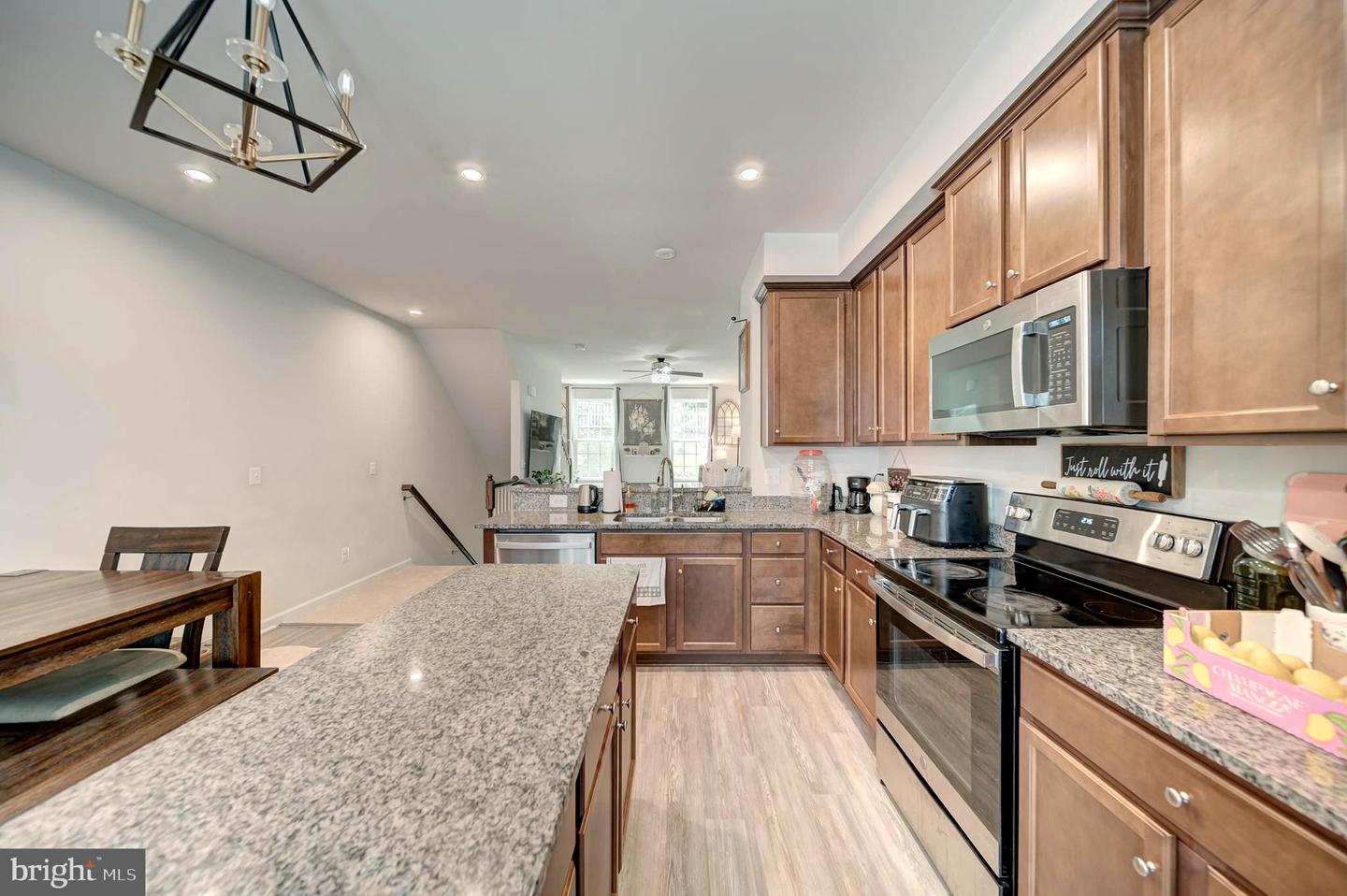 18316 REAPER HILL CT, TRIANGLE, Virginia 22172, 3 Bedrooms Bedrooms, 18 Rooms Rooms,3 BathroomsBathrooms,Residential,For sale,18316 REAPER HILL CT,VAPW2097012 MLS # VAPW2097012