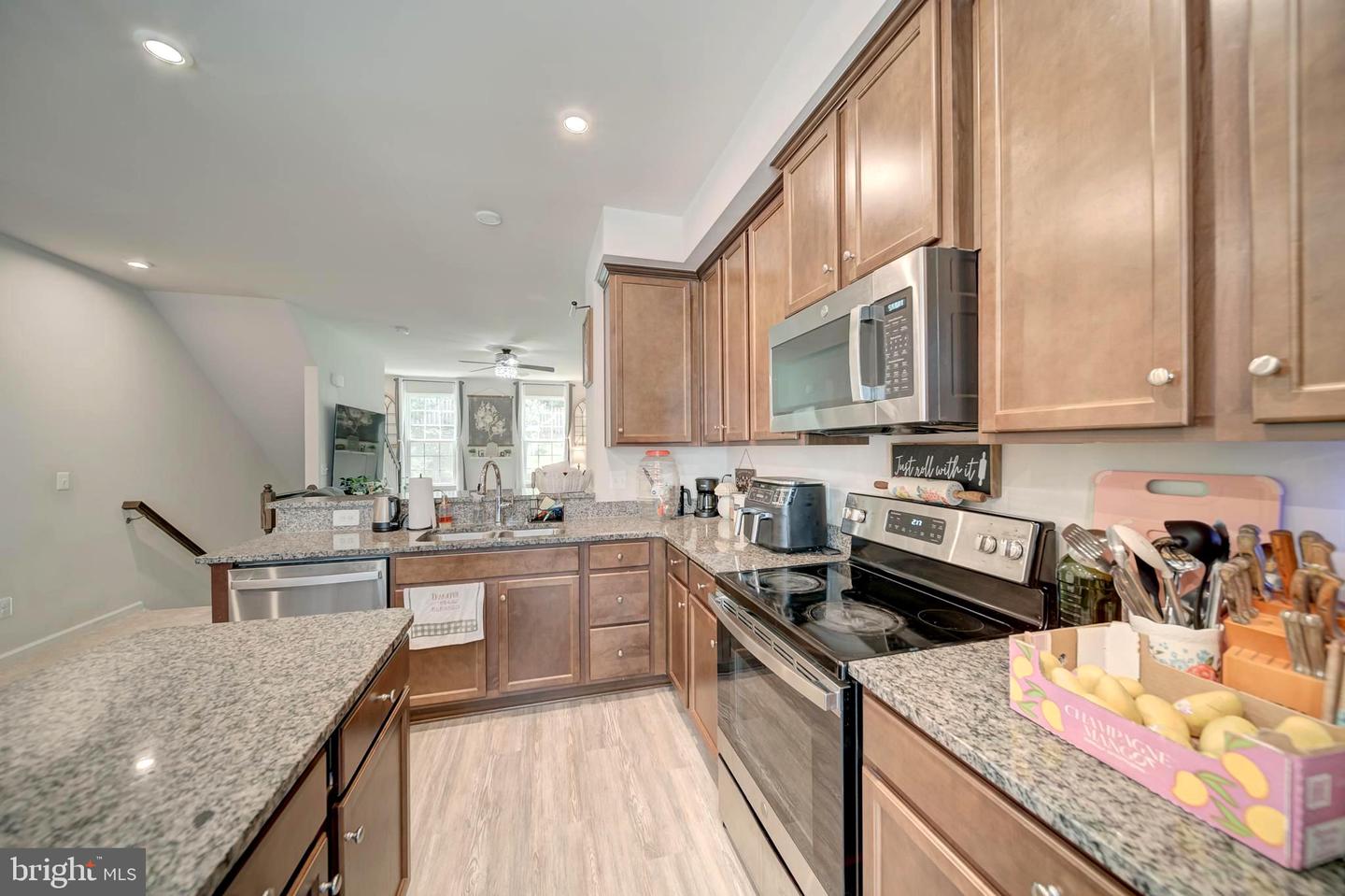 18316 REAPER HILL CT, TRIANGLE, Virginia 22172, 3 Bedrooms Bedrooms, 18 Rooms Rooms,3 BathroomsBathrooms,Residential,For sale,18316 REAPER HILL CT,VAPW2097012 MLS # VAPW2097012